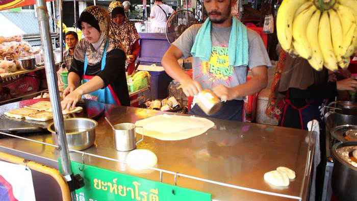 Các đầu bếp đang làm món Roti Prata ở chợ Wang Lang.
