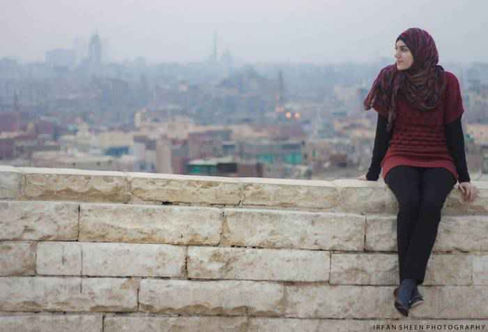 Một cô gái ngồi ở điểm cao nhất bên trong Công viên Al-zhar