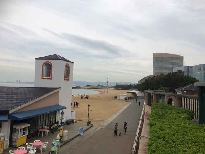 Công viên biển Momochi nằm cạnh tòa tháp Fukuoka để lướt ván đến đánh bóng chuyền trên bãi biển, đá bóng.