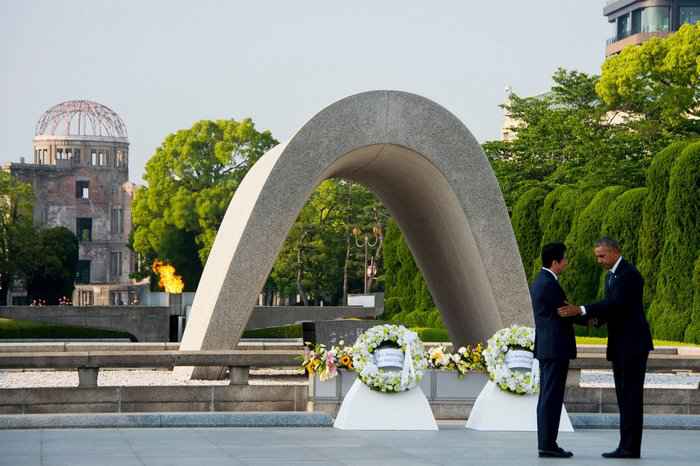 Tổng thống Mỹ Barack Obama và Thủ tướng Nhật Shinzo Abe đứng bên ngoài khu tưởng niệm.