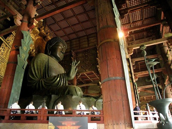 Chùa Todaiji thờ tượng Phật có màu xanh lá cây cao 15m làm bằng đồng đen.