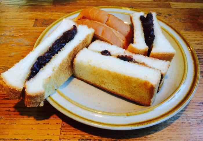 Bánh mì nướng Ogura được làm từ bánh mì nướng lên rồi kết hợp với chút bơ và sốt đậu đỏ.