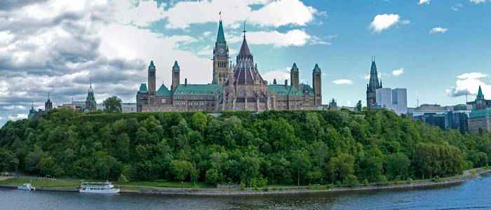 Khu đồi Nghị Viện (Parliament Hill) bên dòng sông Ottawa