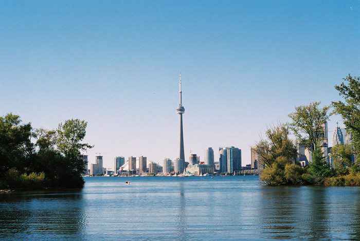 Thành phố Toronto nhìn từ một hòn đảo