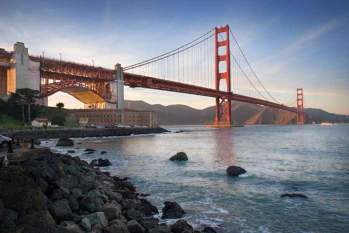 Cầu Cổng Vàng (Golden Gate Bridge), San Francisco, có sức chịu đựng cường độ gió mạnh nhất và không bị hư hại bởi trận động đất mạnh.