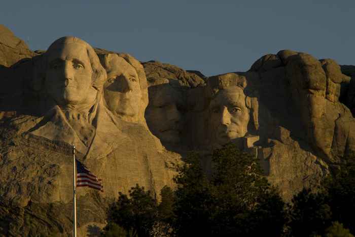 Núi Tổng Thống Mount Rushmore (phía Nam bang Dakota) là chân dung của George Washington, Thomas Jefferson, Abraham Lincoln, và Theodore Roosevelt được khắc vào một vách đá granite khổng lồ.