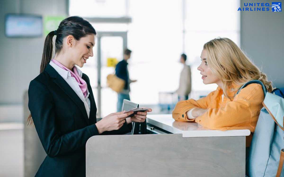 Hành khách xuất trình hộ chiếu khi check in United Airlines