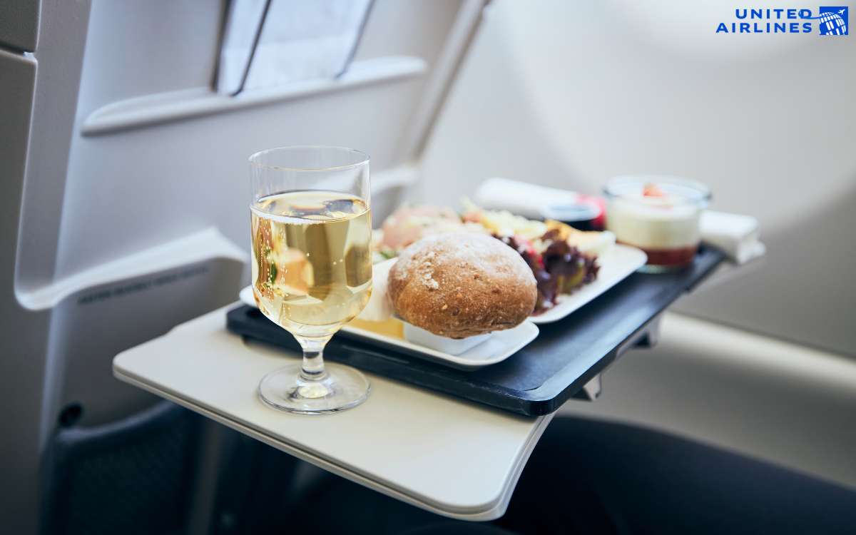 So sánh tiện ích chuyến bay ngắn và dài của United Airlines So sánh tiện ích chuyến bay ngắn và dài của United Airlines
