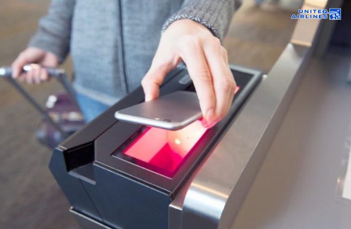 Nhận boarding pass tại kiosk tự động United Airlines