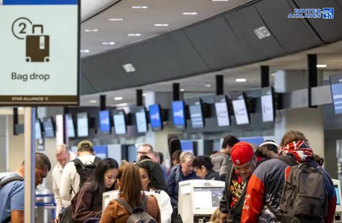 Check in tại quầy thủ tục United Airlines