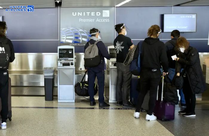 Thực hiện thủ tục check in nhóm United Airlines
