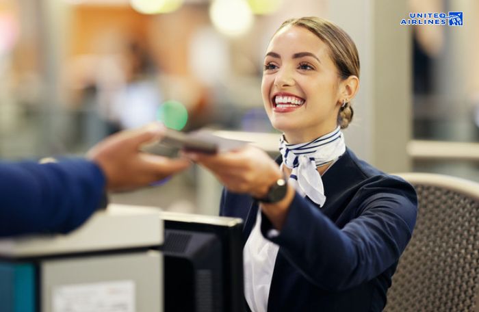 Nhân viên hỗ trợ check in tại sân bay United Airlines Nhân viên hỗ trợ check in tại sân bay United Airlines
