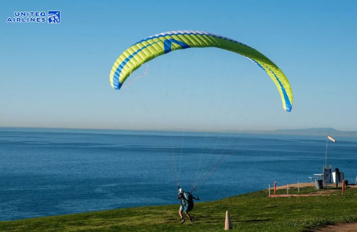 Lượn dù ở bờ biển San Diego