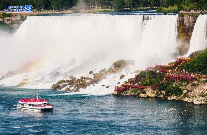 Du thuyền ở thác Niagara