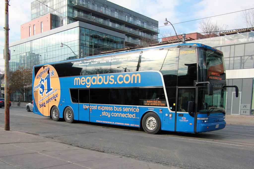 Phương tiện công cộng tiết kiệm chi phí ở Canada - Megabus