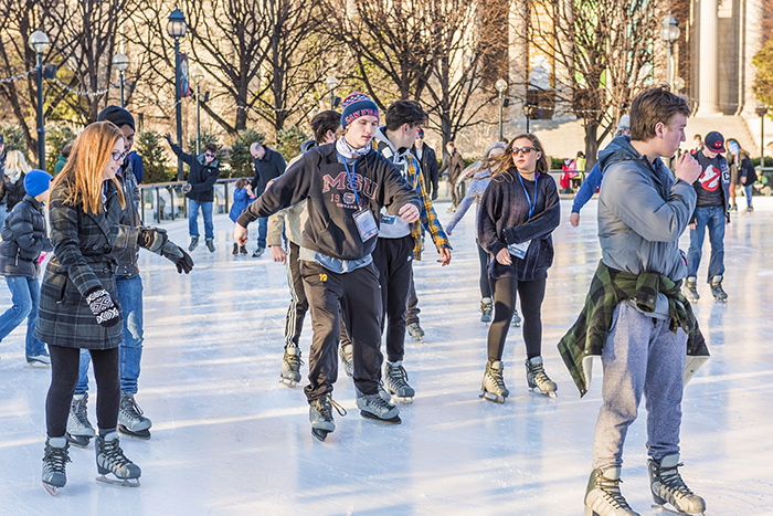 Dành cả mùa đông để trượt băng tại Vườn điêu khắc nghệ thuật của Phòng trưng bày Quốc gia