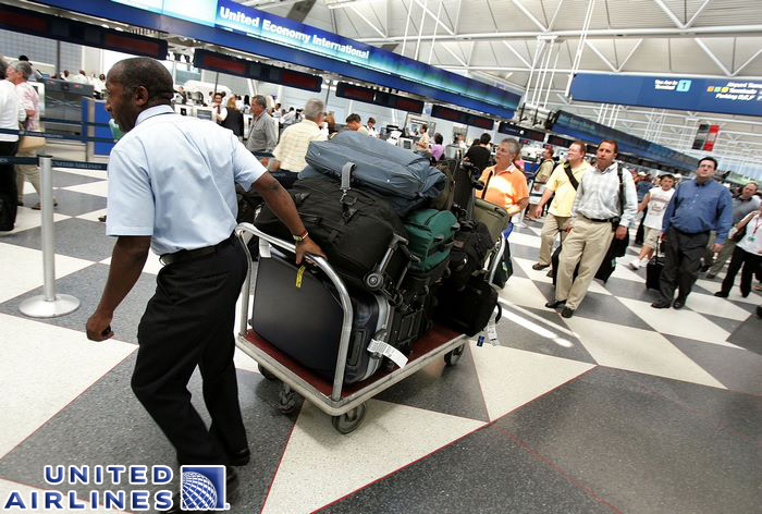 Phí của United Airlines (UA) cho hành lý quá cân là bao nhiêu?