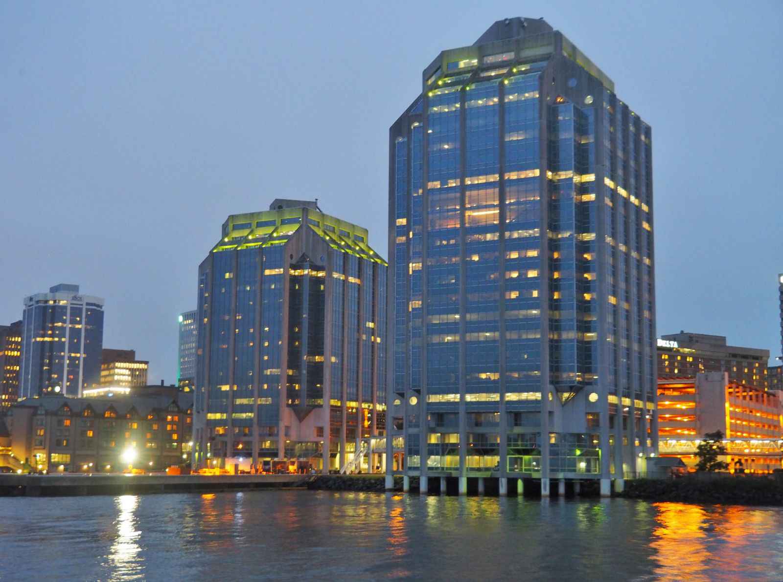 Halifax là một trung tâm kinh tế lớn với số lượng lớn các tổ chức chính phủ và các doanh nghiệp tư nhân