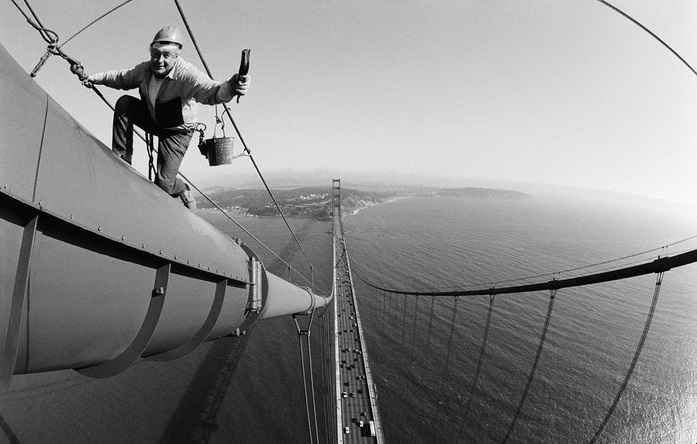 Một người thợ đang sơn cầu Golden Gate