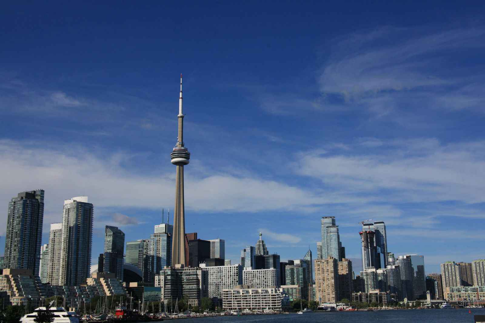 Với độ cao 553m, cùng kiến trúc thiết kế độc đáo, hiện đại tháp truyền hình CN Tower có độ cao thứ hai thế giới