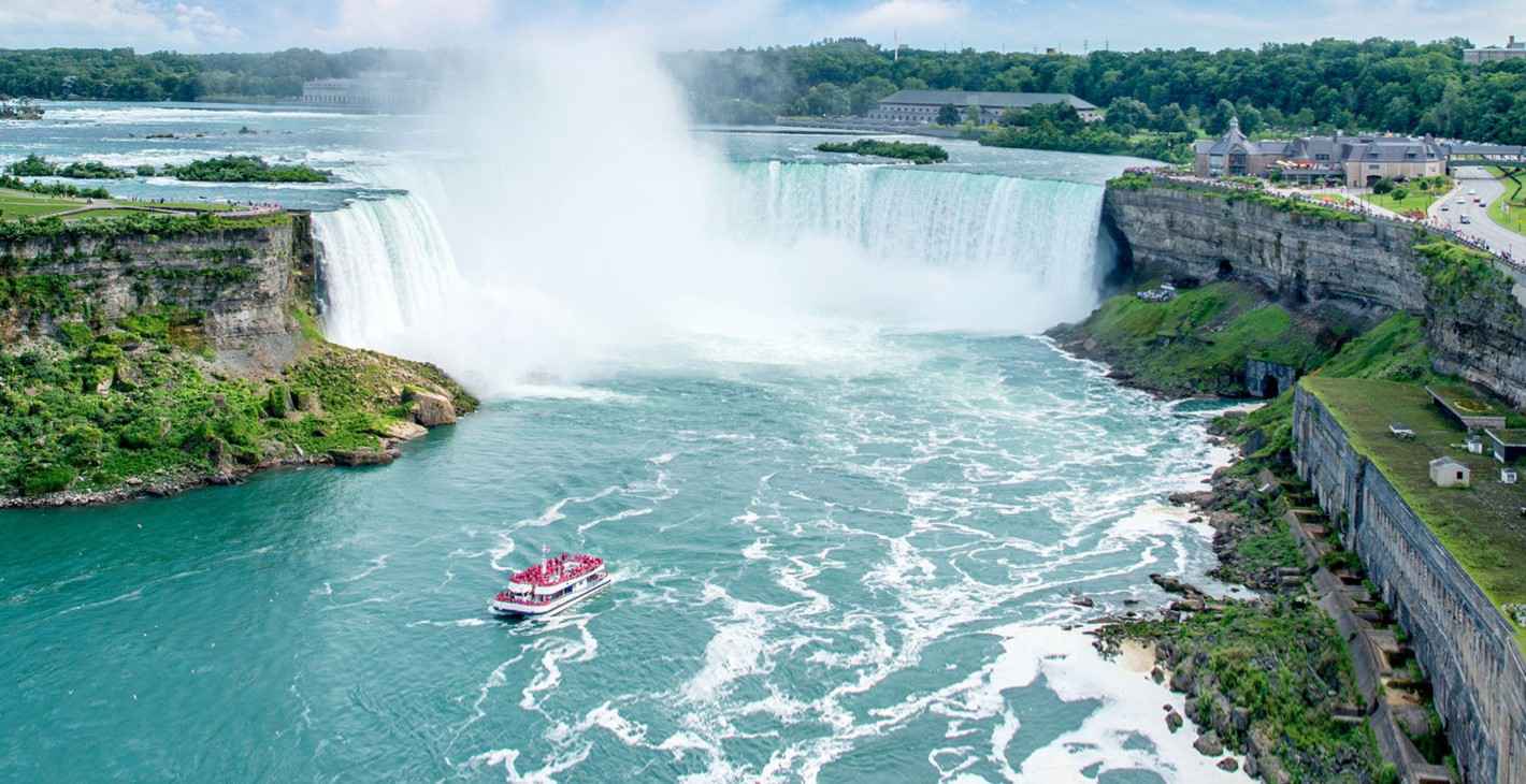 Khi đã đến thác nước Niagara, bạn hãy thử chồng chềnh trên du thuyền Maid of the Mist ra giữa dòng