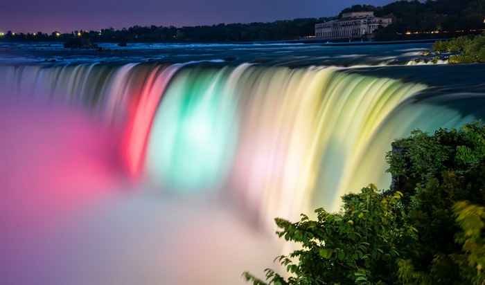 Thác Niagara đầy màu sác bào ban đêm
