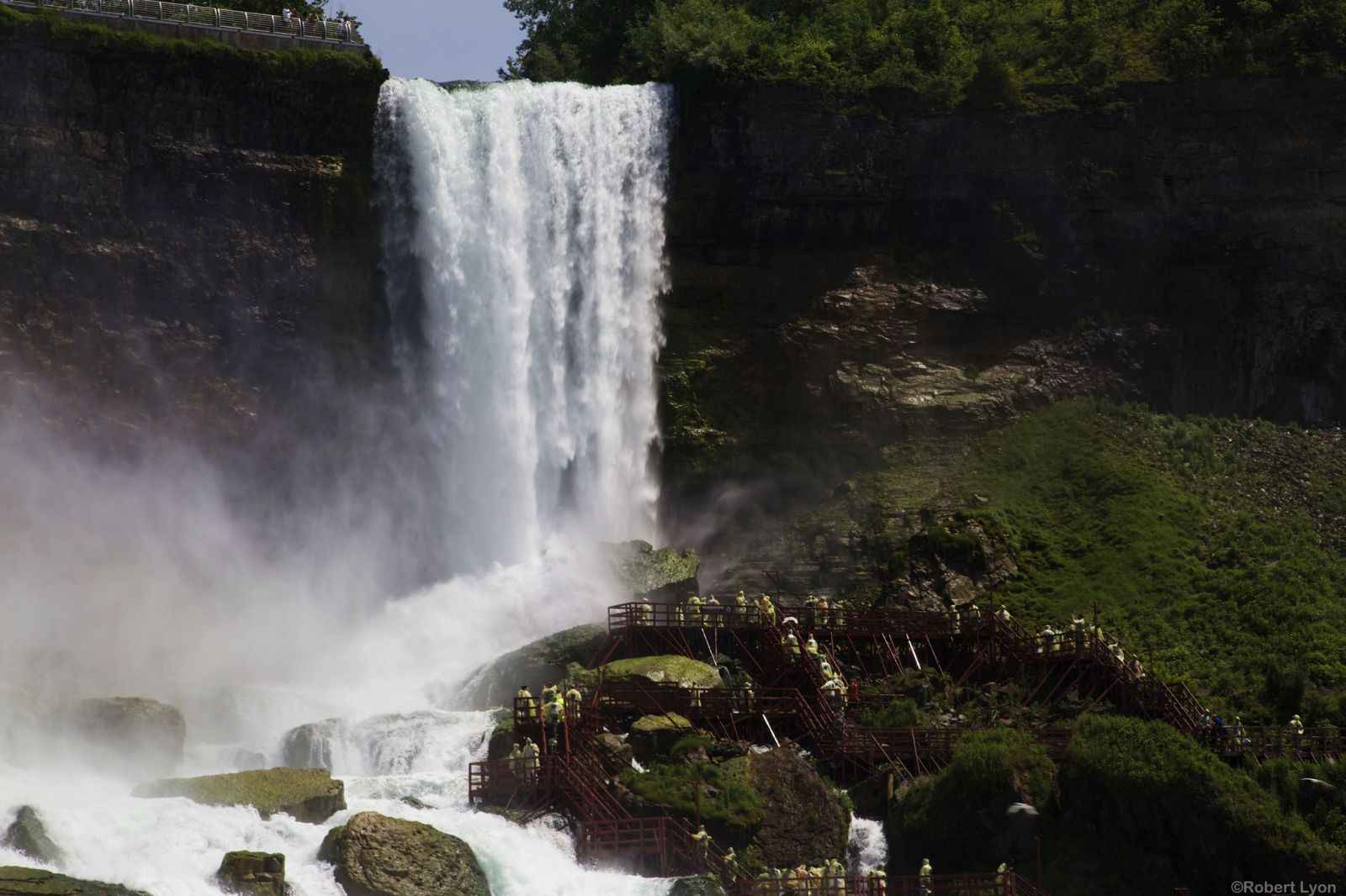 Thác nước Niagara với những dòng thác bạc trắng xóa vào ban ngày là một địa điểm cuối cùng trong chuyến hành trình