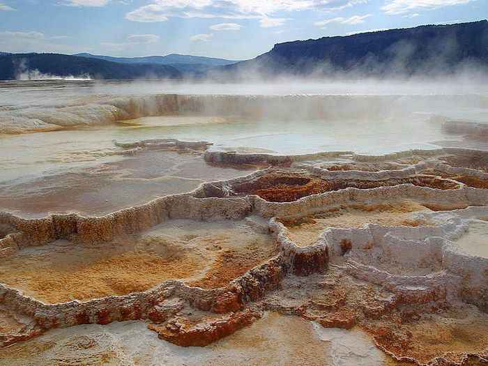 Yellowstone có hàng trăm giếng phun nước nóng như vậy và chúng hoạt động theo hoặc không theo chu kỳ.