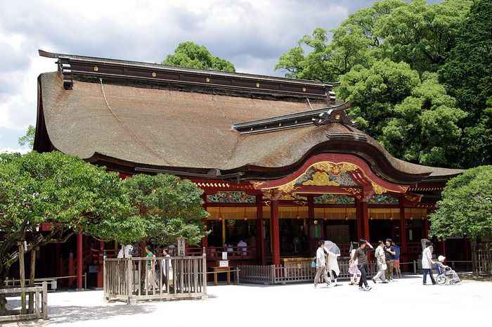 Đền thờ Dazaifu Tenmangu là nơi tôn thờ vị thần học vấn và có gần 6000 cây mận.
