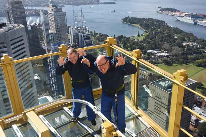 Du khách thích thú ngắm thành phố Sydney từ tháp Sydney