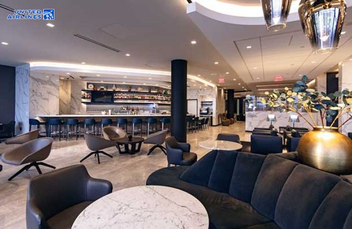 Không gian phòng chờ thương gia United Airlines